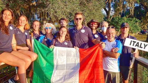 tn Squadra italiana con bandiera2021